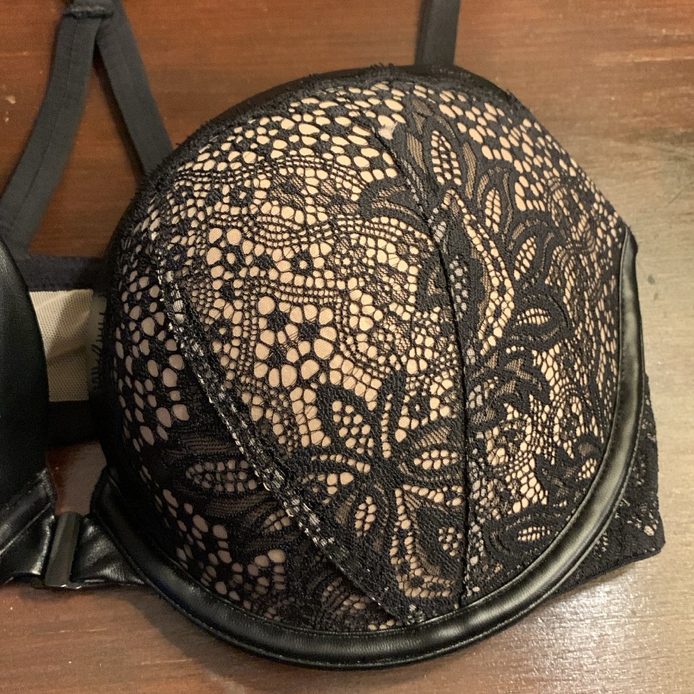 💃 Victoria’s Secret 38DD Lace Bra – Because the Girls Deserve Luxury! 💃 - Picture 9 of 15